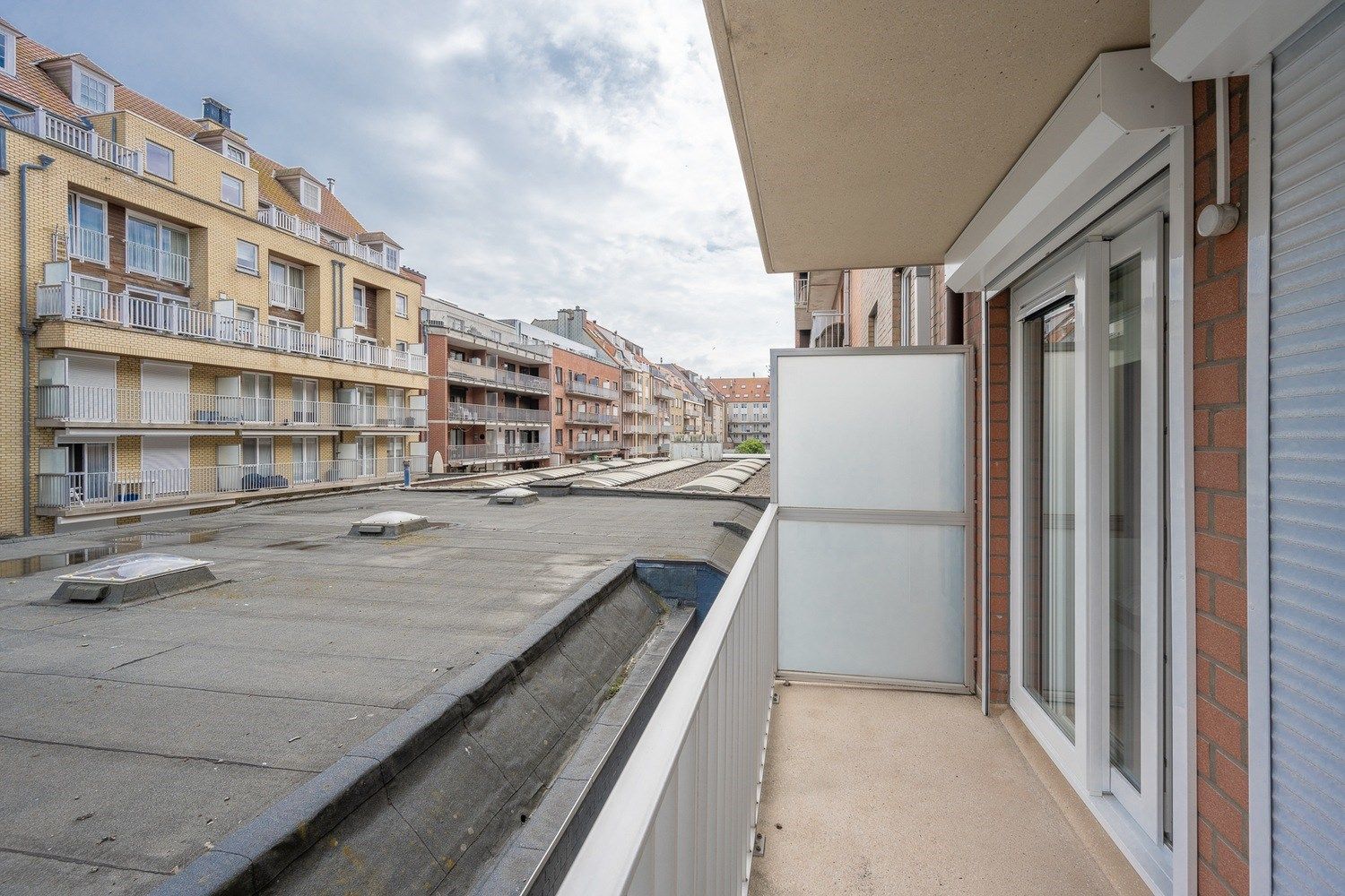 ONGEMEUBELD: Aangenaam recent appartement met 2 volwaardige slaapkamers op een zeer centrale ligging dichtbij de Lippenslaan en de zeedijk te Knokke.  foto 14