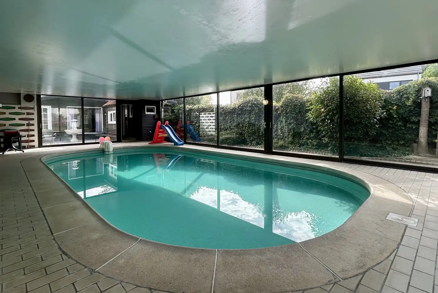 Ruime halfopen woning met overdekt zwembad op topligging foto 24