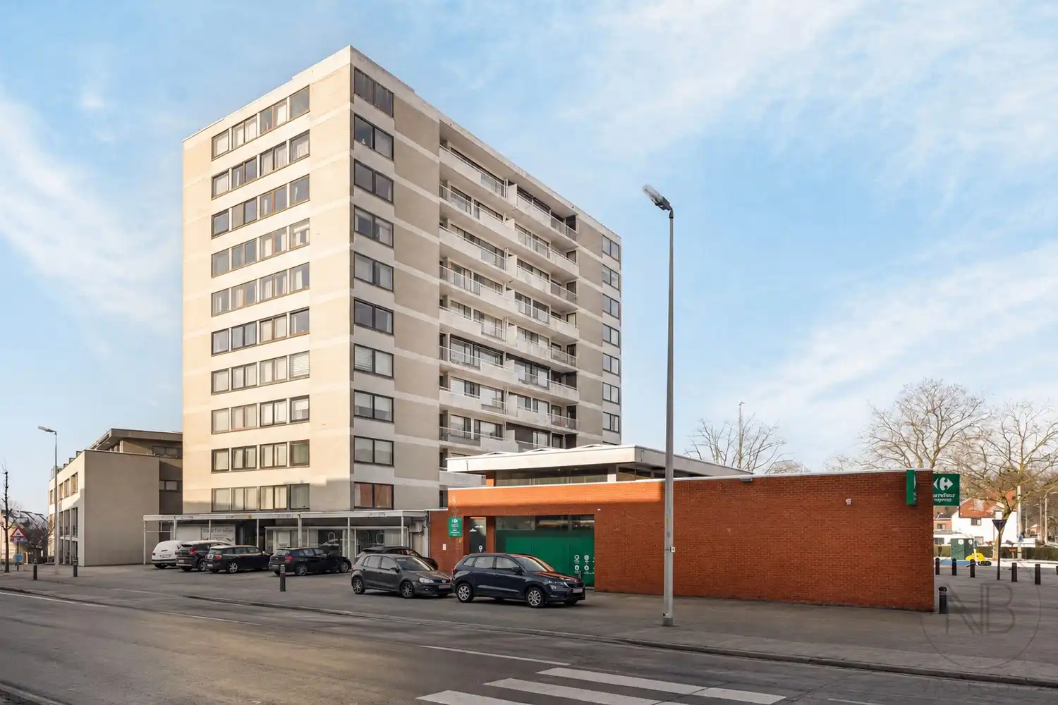 Stijlvol gerenoveerd en bemeubeld appartement met panoramisch uitzicht in hartje Genk foto {{pictureIndex}}