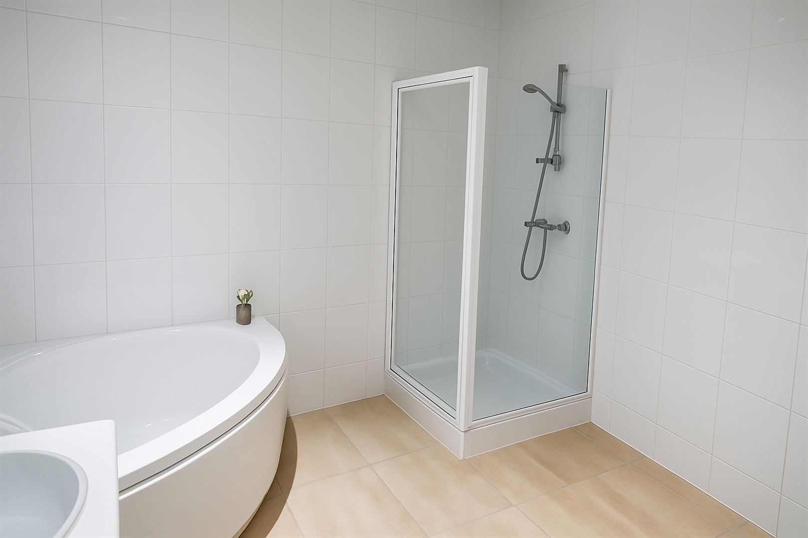 Modern gelijkvloersappartement + tuin & garage op toplocatie foto 9