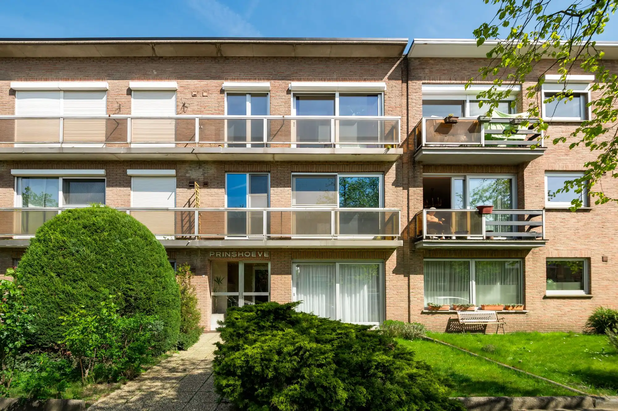 Lichtrijk appartement met sixties vibe en garagebox – ideaal renovatieproject! foto {{pictureIndex}}