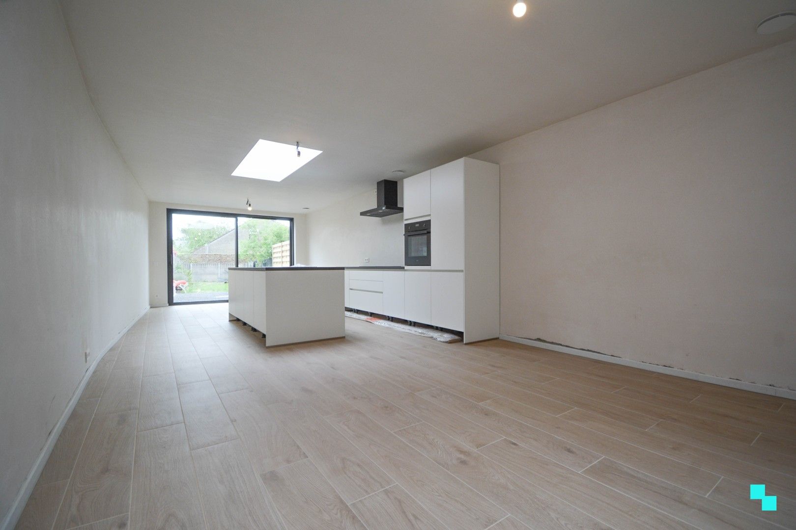 Totaal gerenoveerde woning met garage te centrum Roeselare foto 9