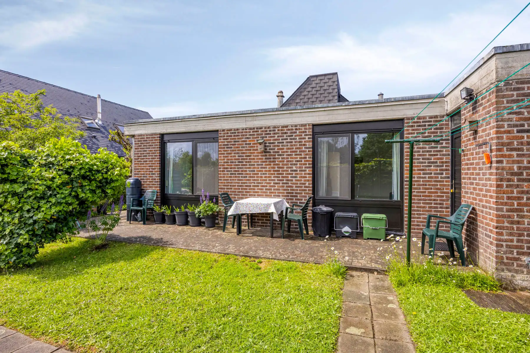 Bungalow met 4 slaapkamers, zonnepanelen, tuin en garage foto 23