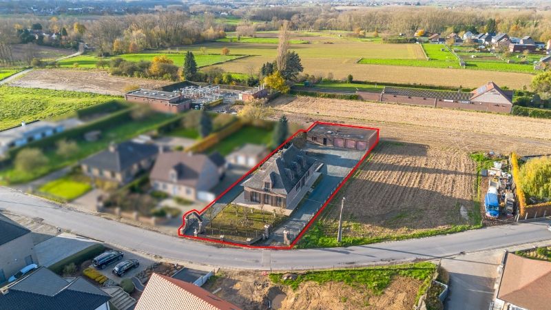 Standingvolle, te renoveren villa met 4 slaapkamers, garages + extra wooneenheid of magazijn achteraan foto 5