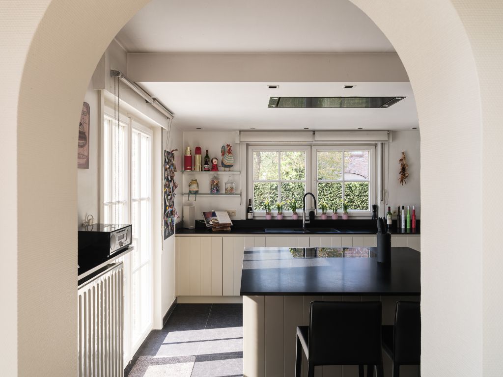 Instapklare, vrijstaande woning met zwembad op een zonnig perceel, drie slaapkamers en de mogelijkheid voor een praktijkruimte in een rustige omgeving. foto 15