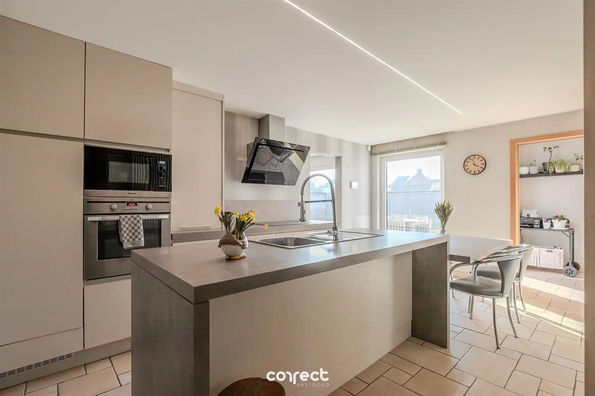 Ruime, open bebouwing met 5 slaapkamers en grote garage. foto 4