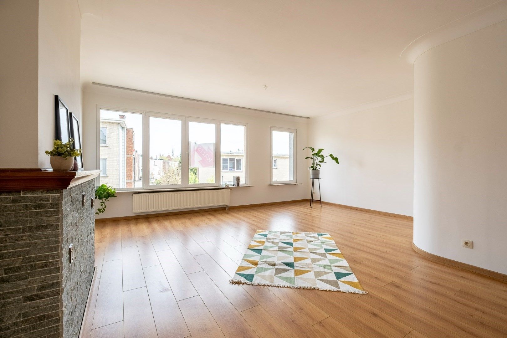 Zonnig en ruim, volledig gerenoveerd appartement in een goede en rustige buurt.  foto {{pictureIndex}}