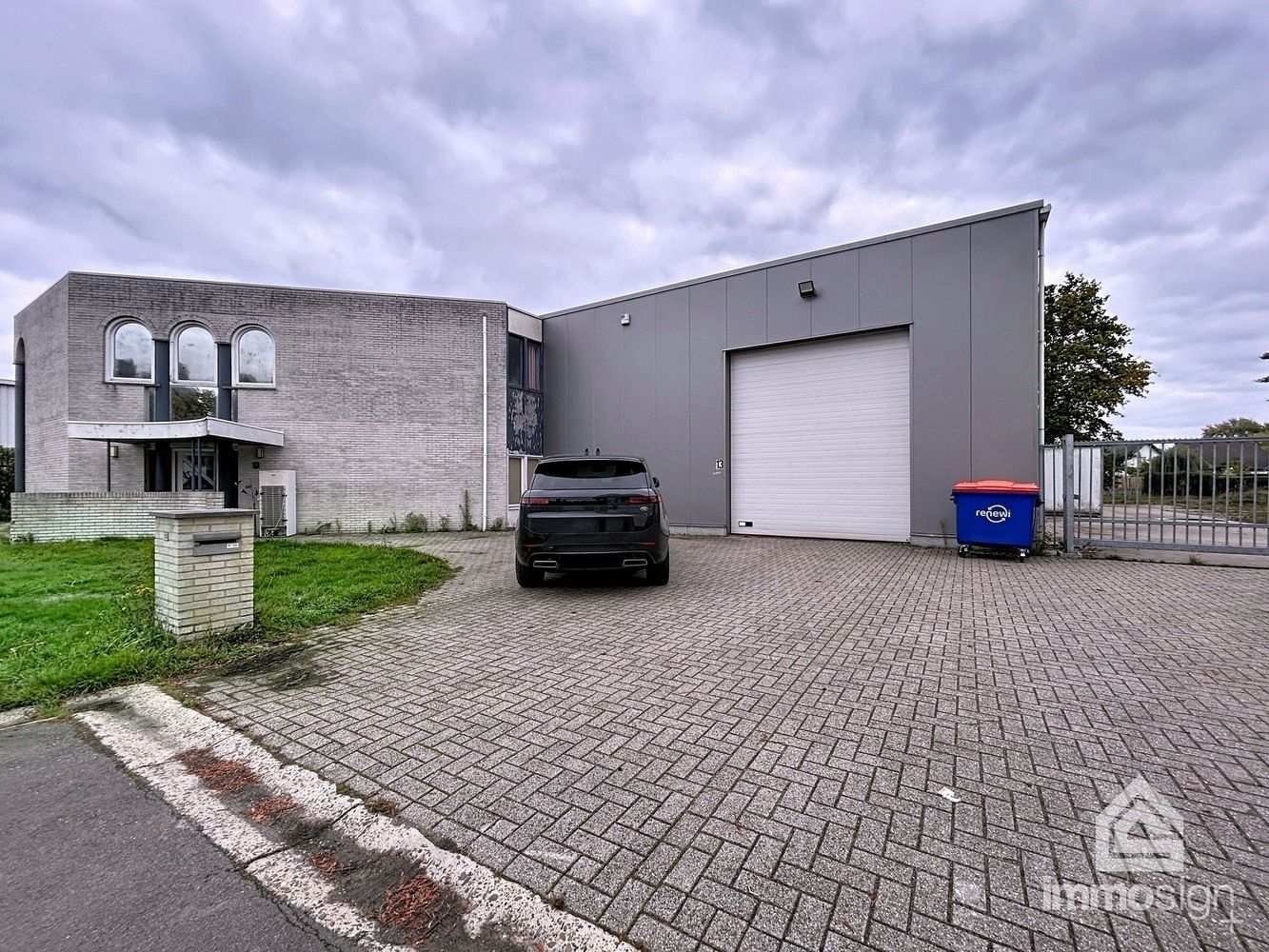 Bedrijfshal, kantoren en twee woonunits. Werken en wonen combineren op één strategische locatie! foto 35