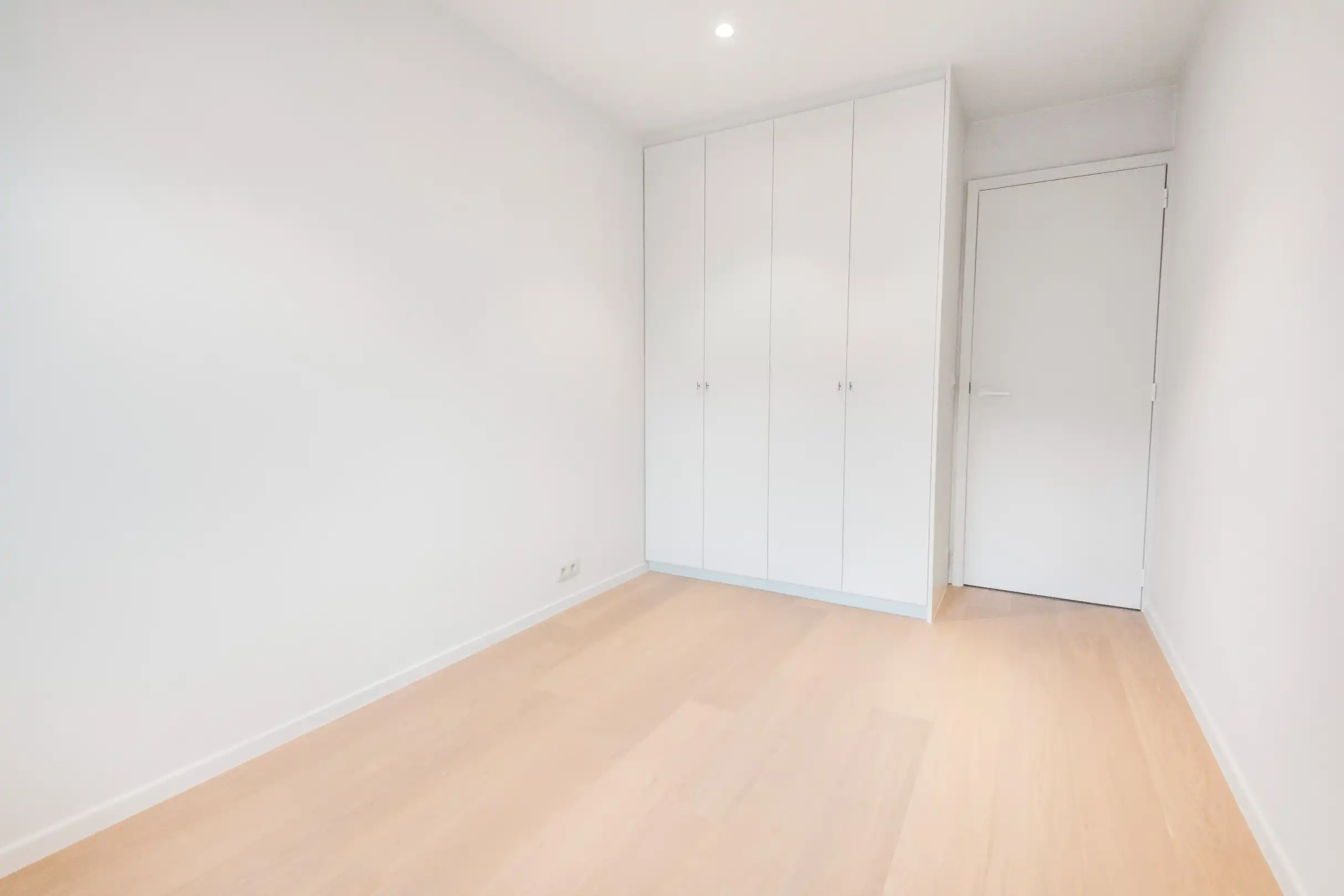 Prachtig gerenoveerd appartement rustig gelegen op de Zoutelaan vlakbij de winkels van de Dumortierlaan en de Lippenslaan. foto 14