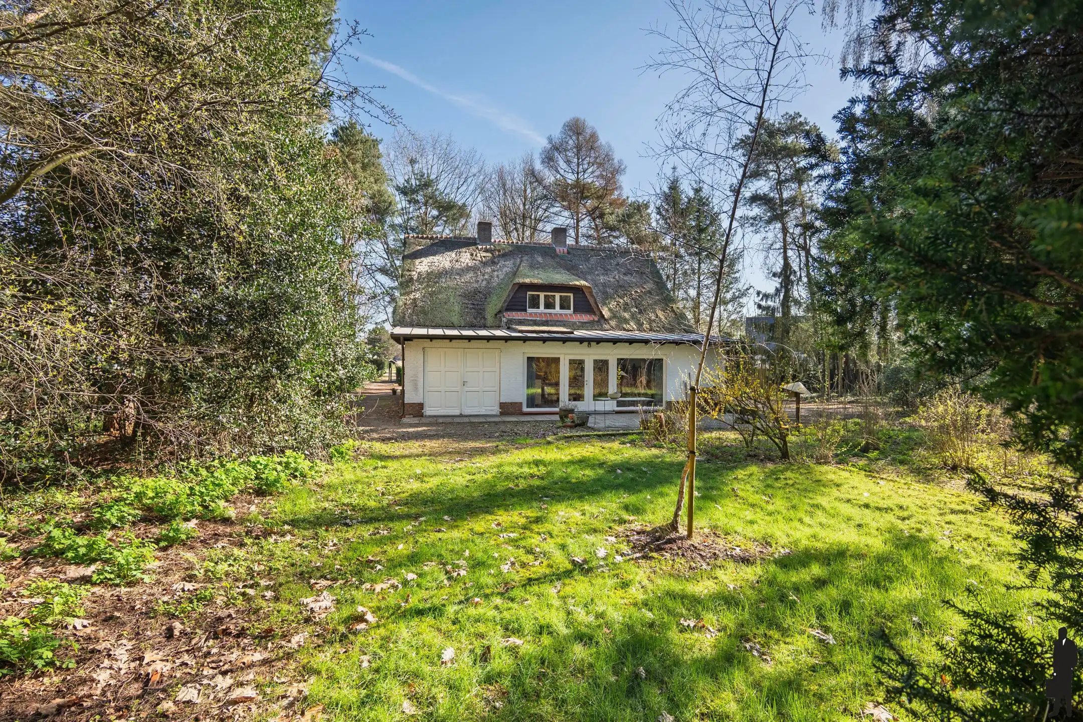 Uitzonderlijk gelegen villa in groen op grond van ca 1.730m² foto 2