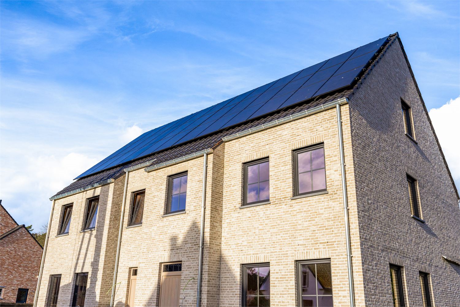 Idealis Vastgoed – Charmante CASCO+ woning met 2 tot 3 ruime slaapkamers, ruime woonkamer met open keuken, berging, achterinkom met wasruimte, badkamer en met maar liefst 18 zonnepanelen. De woning is gelegen op een rustig perceel aan de bosrand. foto 4
