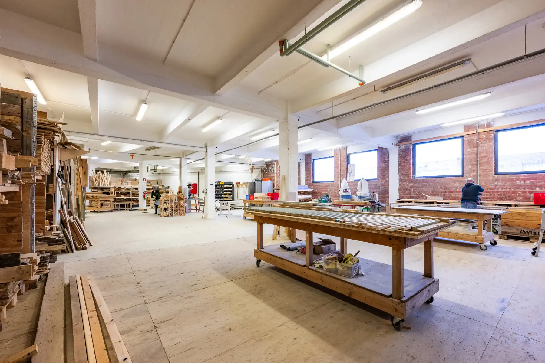 Ruim en veelzijdig bedrijfspand met parking en opslag foto 23