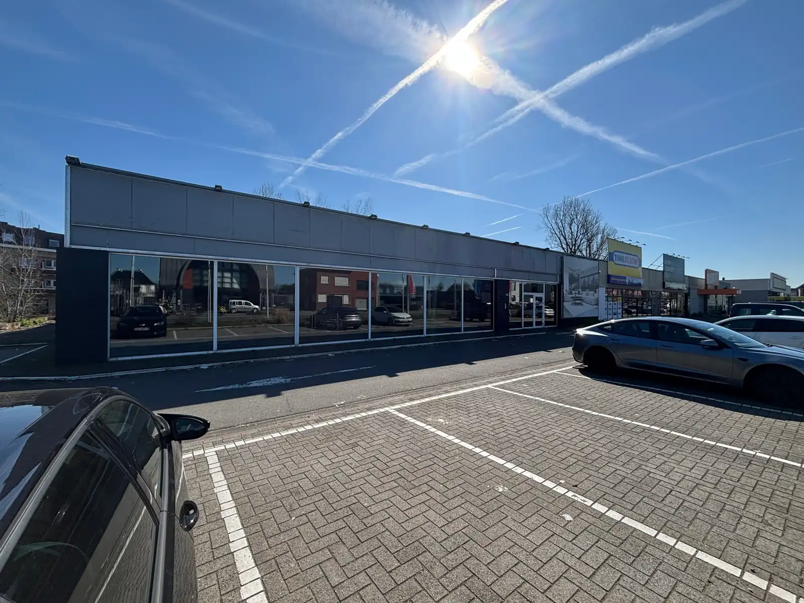 Winkelpand +- 1.000 m² te huur op zichtlocatie met parking foto {{pictureIndex}}