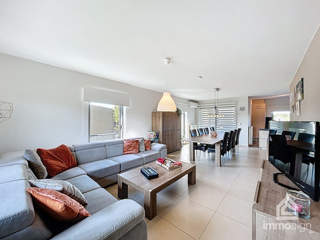 Instapklaar duplexappartement met 2 slaapkamers, heerlijk terras en een autostaanplaats foto {{pictureIndex}}