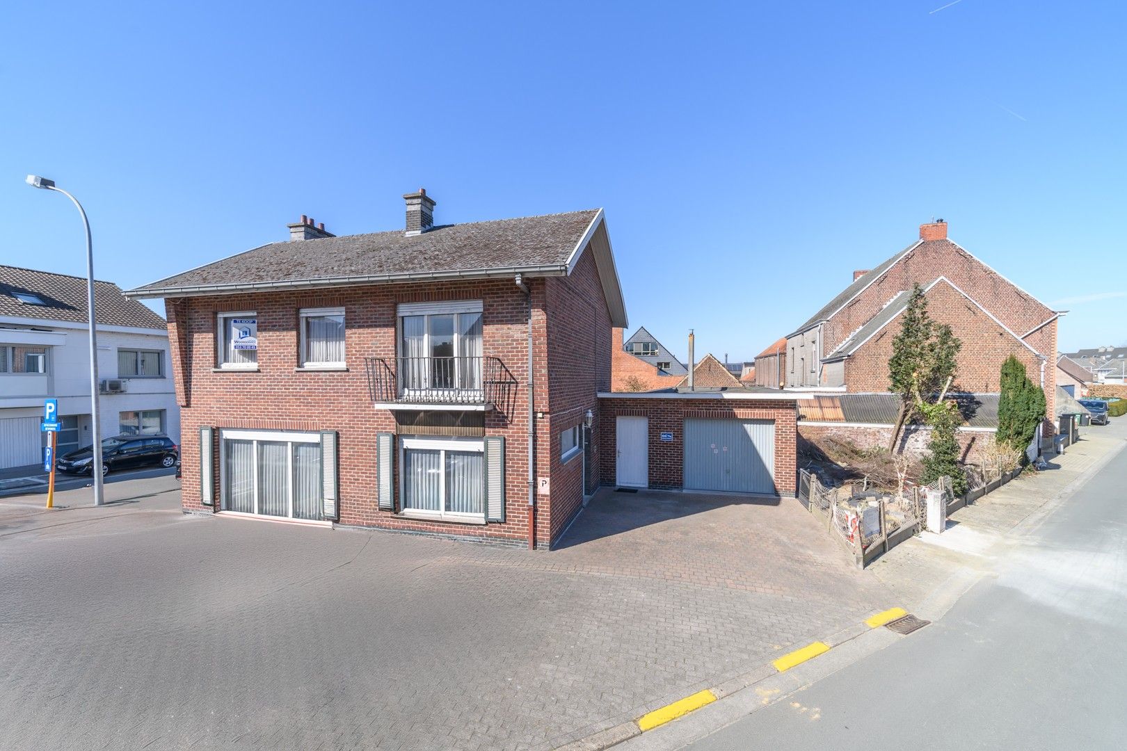 Centraal gelegen, ruime te renoveren gezinswoning foto 2