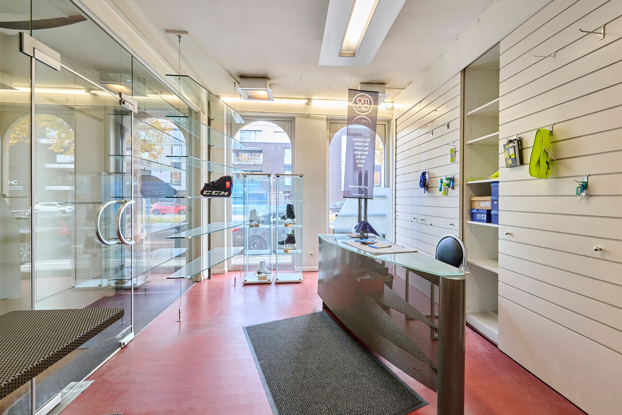 Ruim handelspand met bovenliggend appartement foto 2