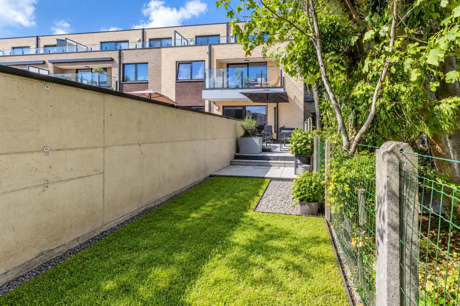 Stijlvol gelijkvloers 2-slaapkamerappartement met 2 badkamers, ruim terras en stadstuin in Lanaken foto 14