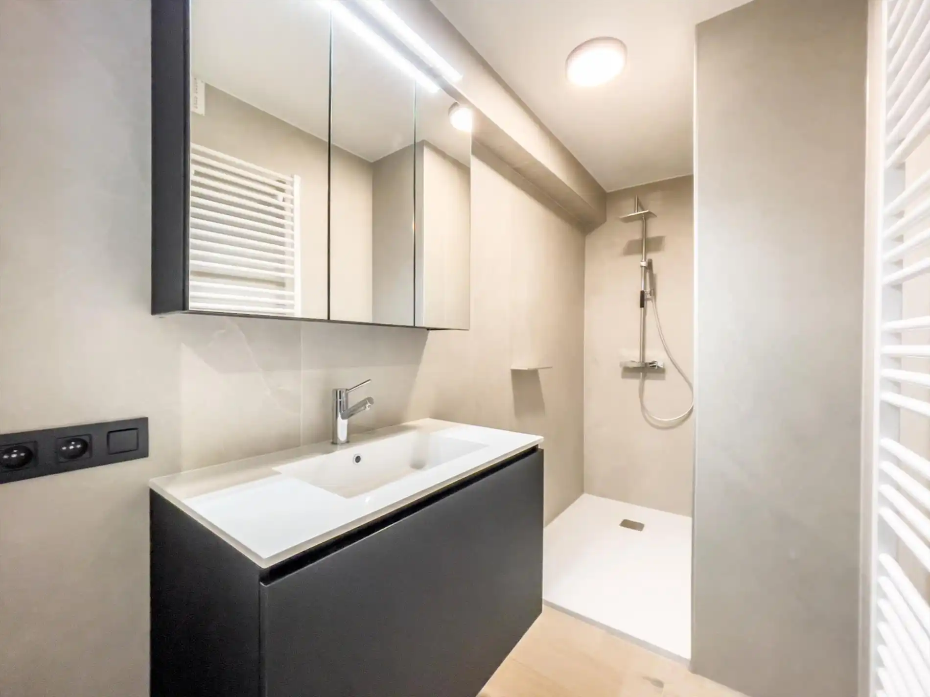 Zonnig, volledig gerenoveerd en ongemeubeld appartement gelegen in de buurt van het Rubensplein met zijdelings zeezicht. foto 14