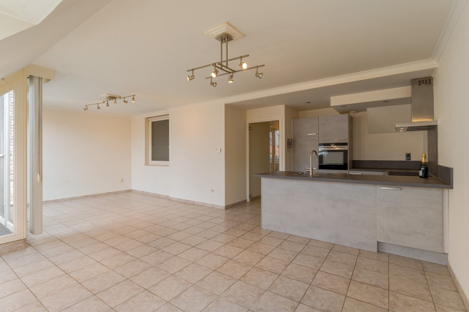 Goed verzorgd en gezellig duplex-appartement in het centrum met 2 slaapkamers, bureelruimte, terras foto 4