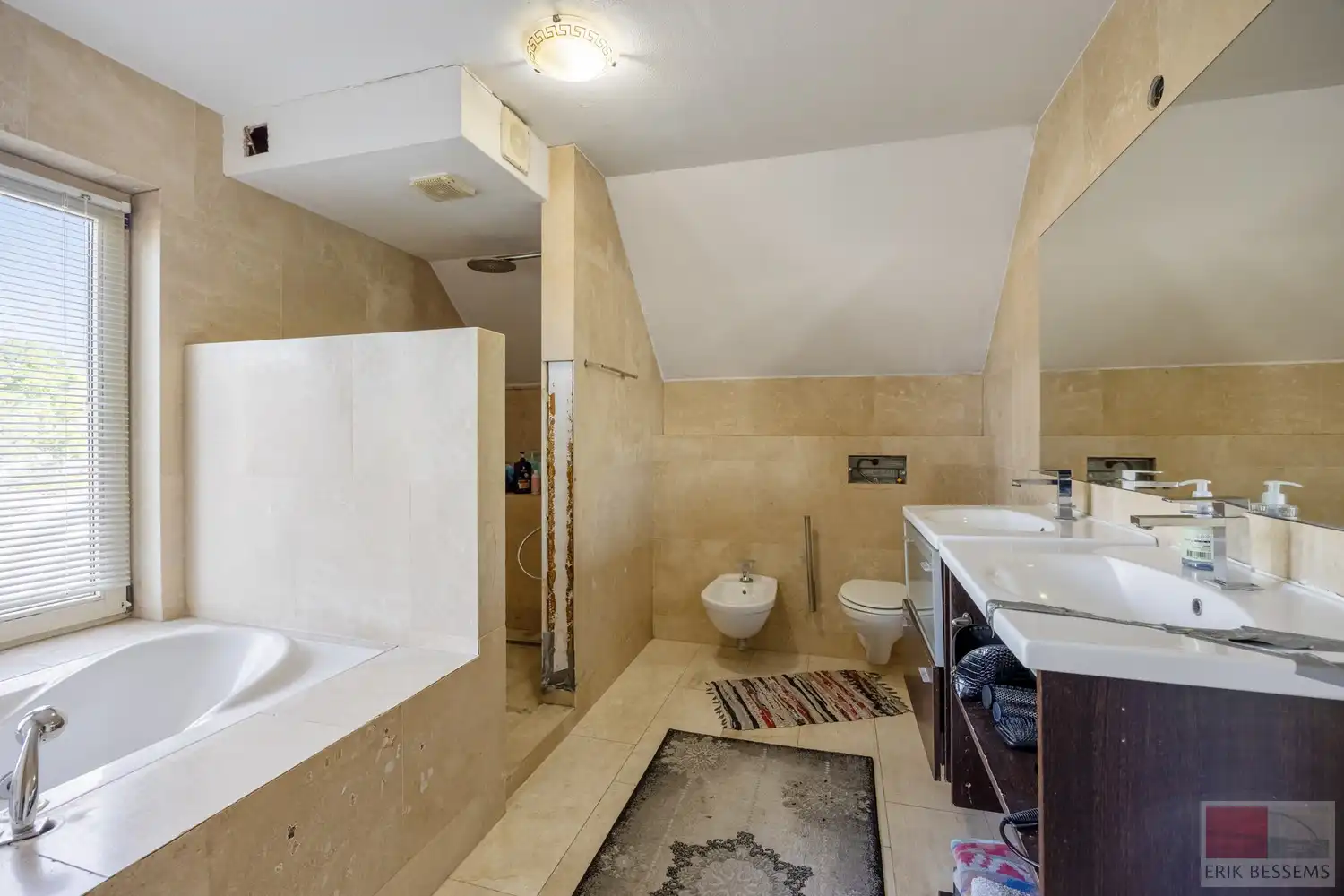 Op te frissen, vrijstaande woning met veel potentieel op royaal perceel van 1080 m², deze te moderniseren woning combineert een bewoonbare oppervlakte van 199 m² foto 16