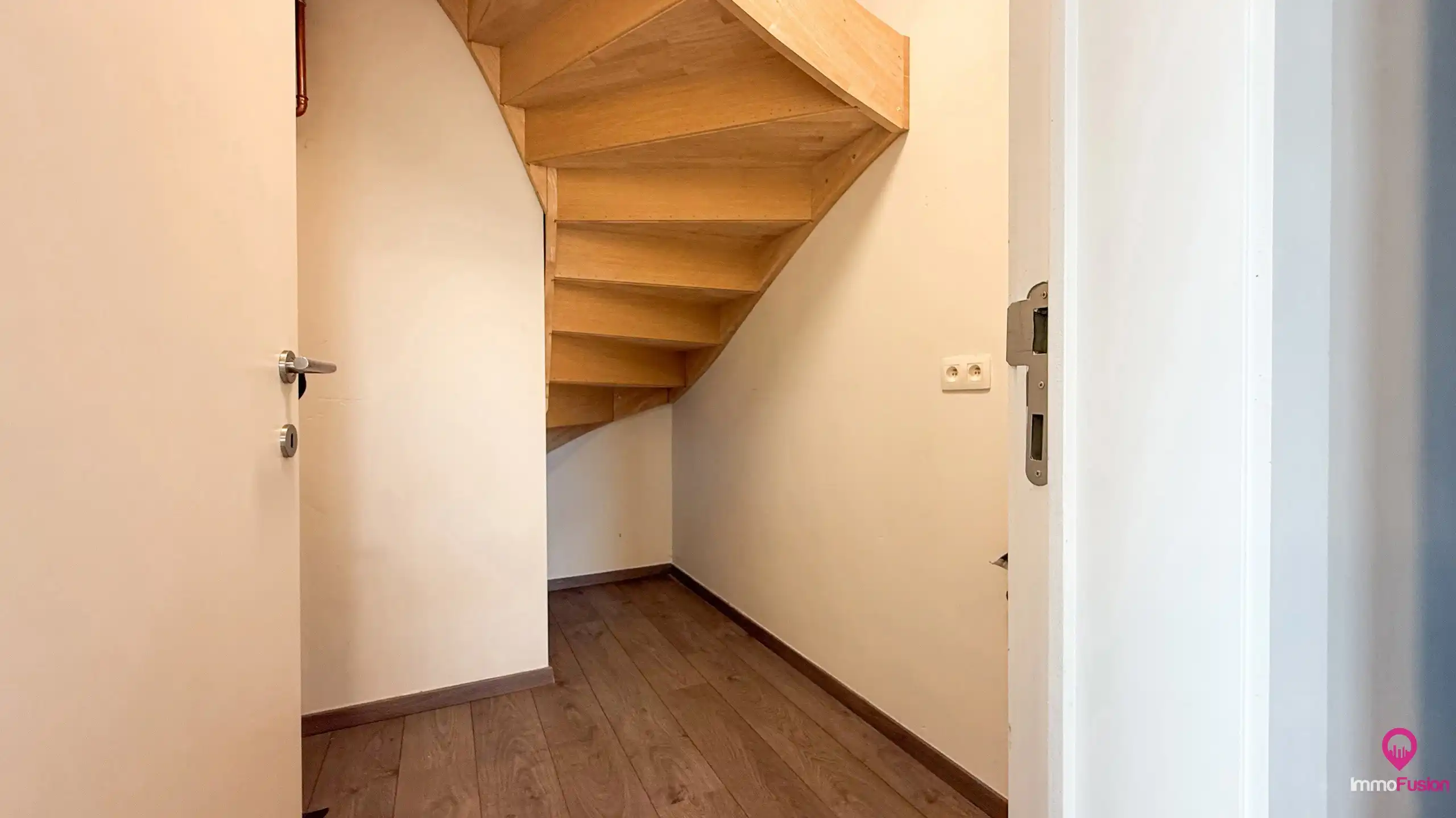 Recente halfopen woning met 3slpks, veranda en ruime tuin! foto 14