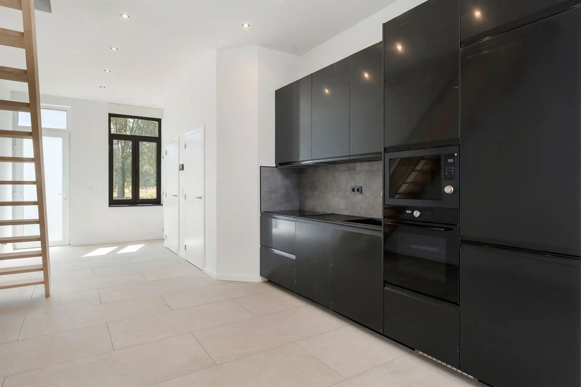 Gerenoveerde woning met oprit en zeer grote tuin foto 3