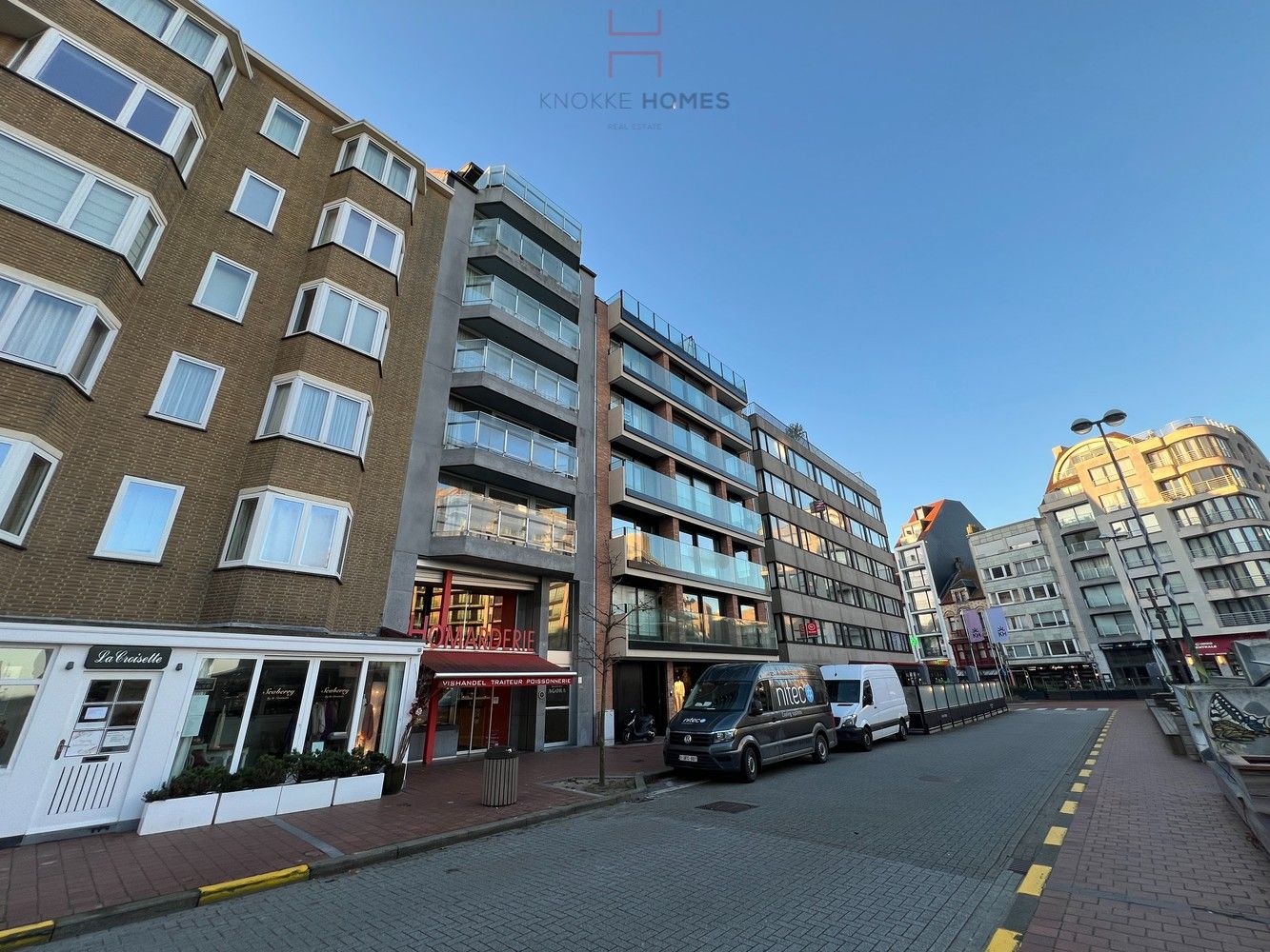 Klassiek gemeubeld appartement met frontaal zicht over het Van Bunnenplein en de zee foto {{pictureIndex}}