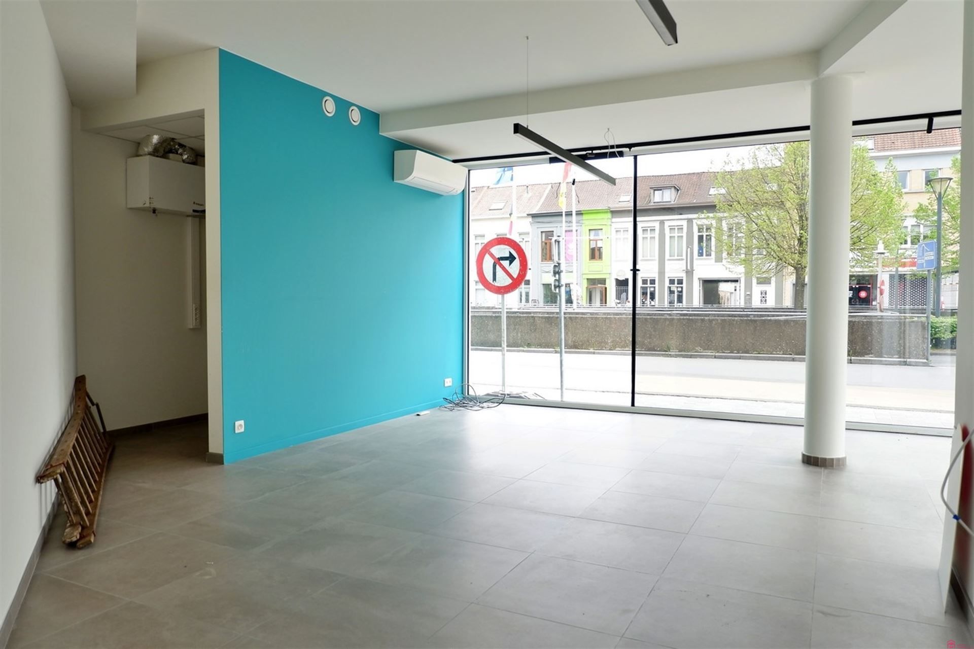 Heel zichtbare handelsruimte centrum Kortrijk foto 3