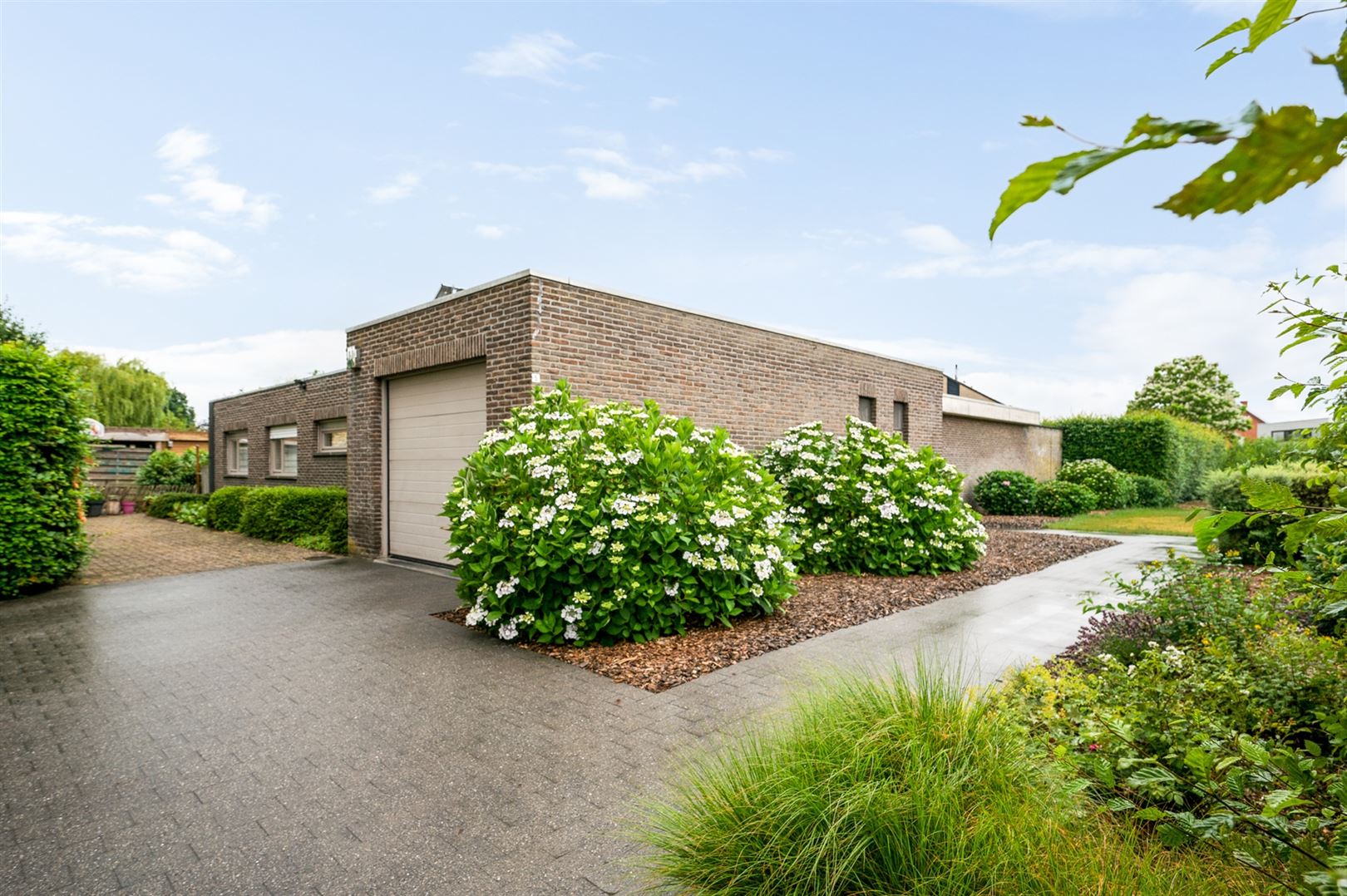 Hoofdfoto van de publicatie: Karakteristieke laagbouwwoning met 3 slk op ca. 1.400m2
