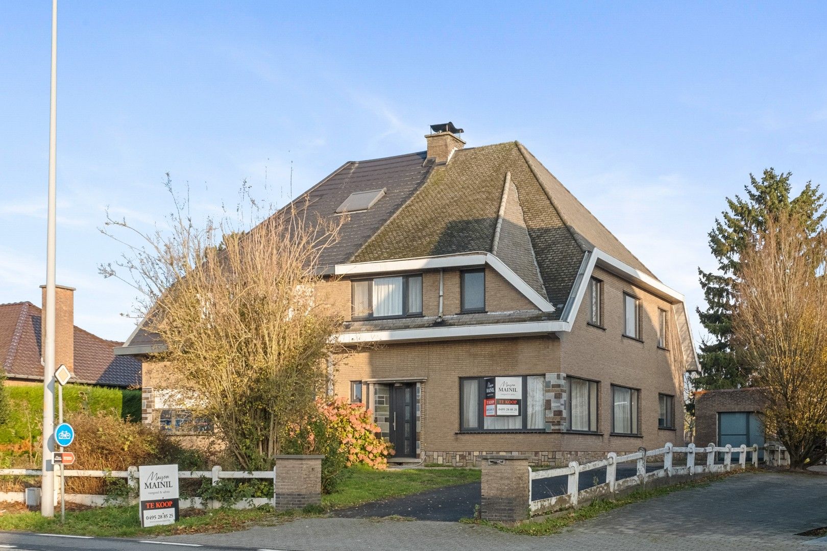 Halfopen gezinswoning in het hart van het landelijke Gontrode, met zicht op agrarisch gebied foto 2