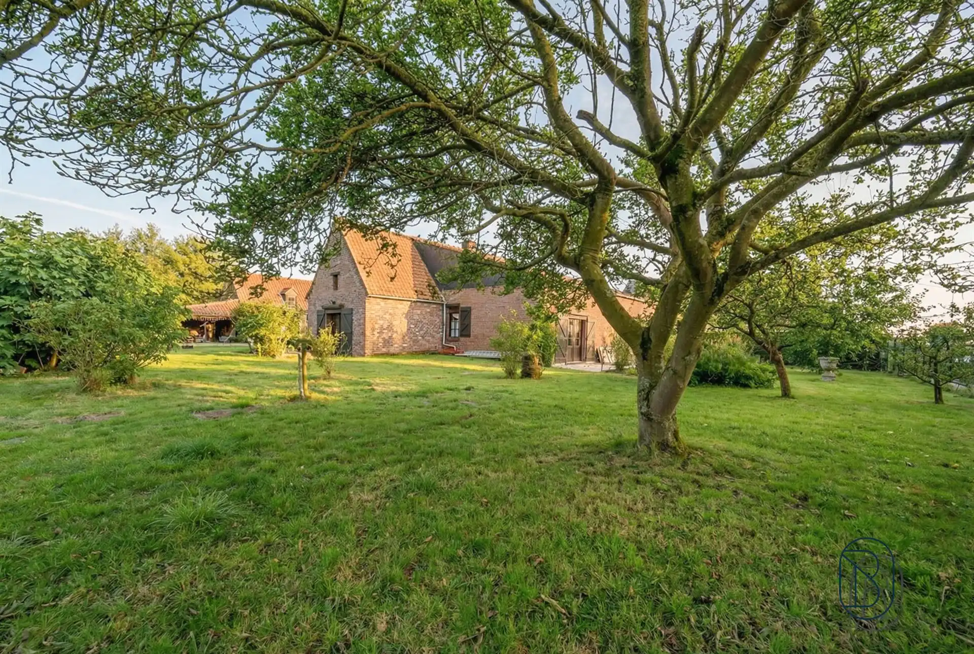 Charmante woning en bijgebouwen, met een prachtig zicht! foto {{pictureIndex}}
