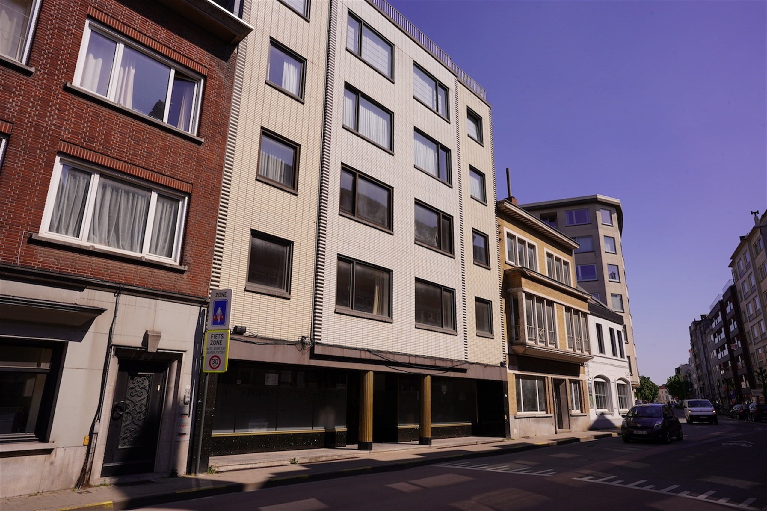 Te moderniseren 3-slpk appartement + garage in hartje centrum! foto {{pictureIndex}}