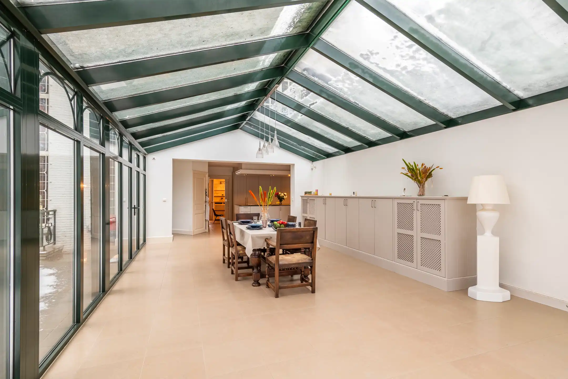 Villa met binnenzwembad en conciërgerie op riant perceel foto 9