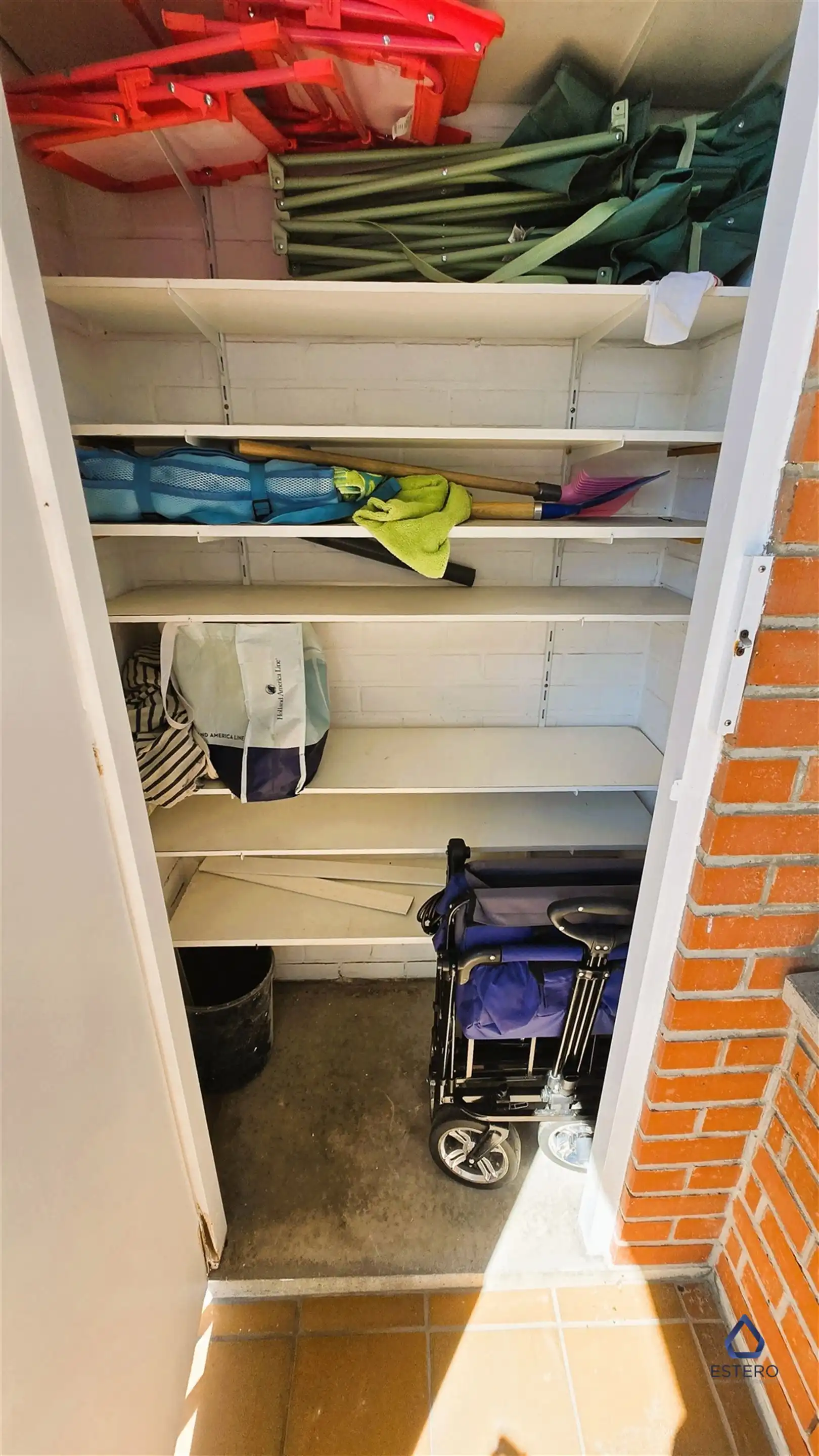 Volledig gerenoveerd met 2 slaapkamers, terras en parking foto 23