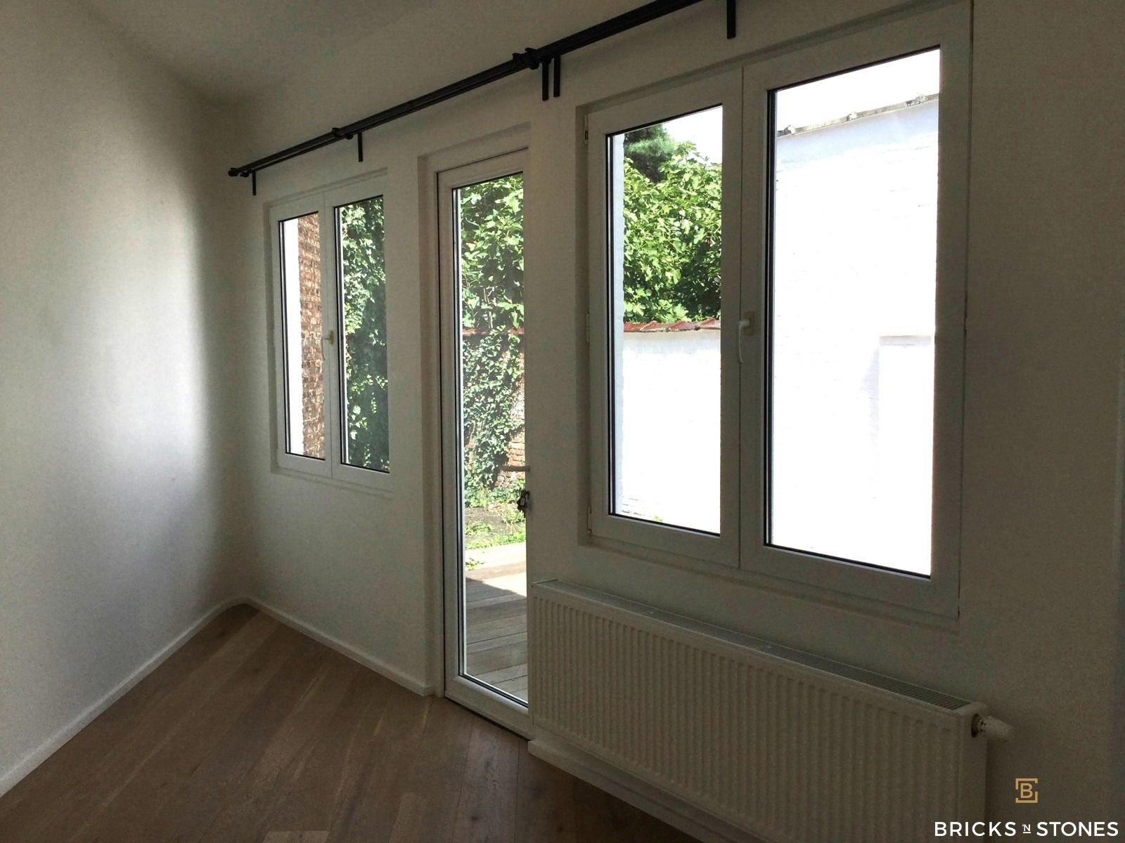 Gerenoveerd appartement met 2 slaapkamers, tuin en garage !  foto 5