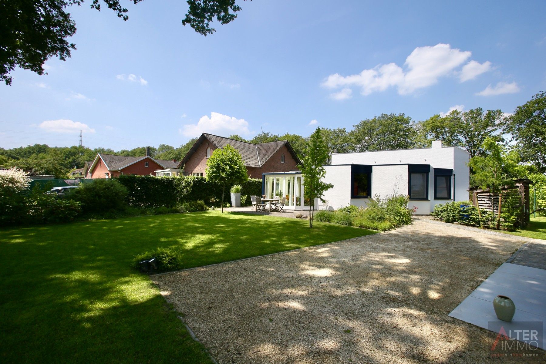 Stijlvolle, tijdloze en volledig gelijkvloerse woning met 3 slaapkamers, inpandige garage, tuinlounge en een schitterende tuin met een adembenemend uitzicht op een oase van groen! foto 2