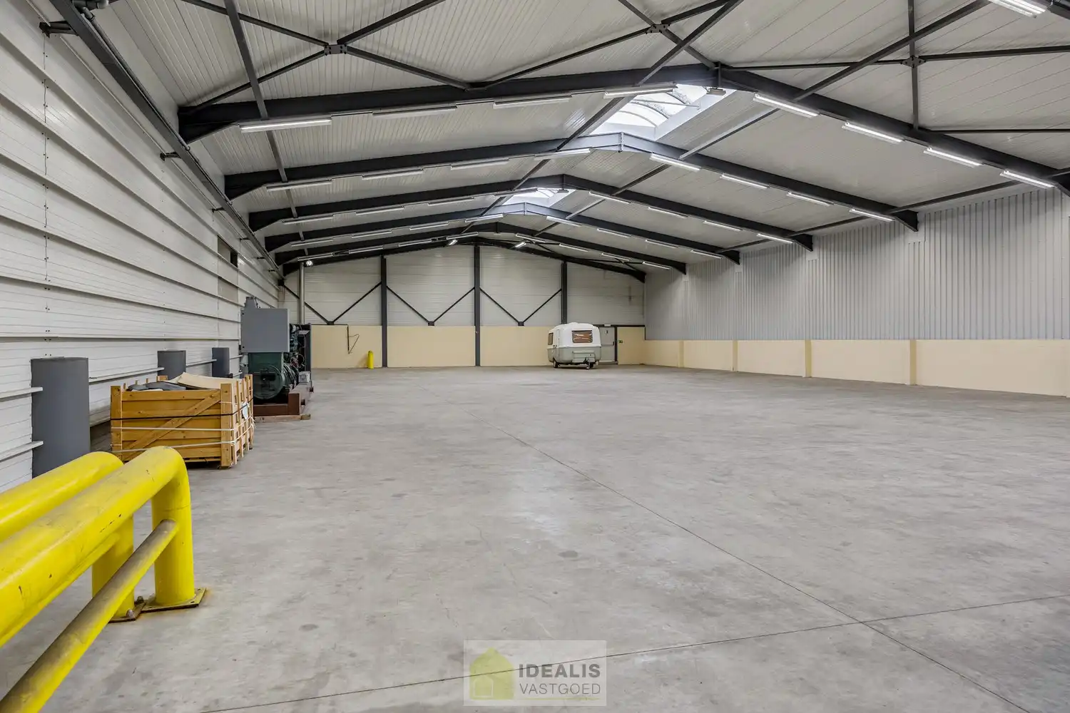 IDEALIS VASTGOED – Industrieel bedrijfsgebouw van maar liefst +-5000m² bruikbare oppervlakte, bestaande uit bedrijfshallen, kantoor- en vergaderruimtes en een appartement met een centrale ligging op industrieterrein Genk Zuid op een perceel van 10.326m² (1,03 hectare). foto 35