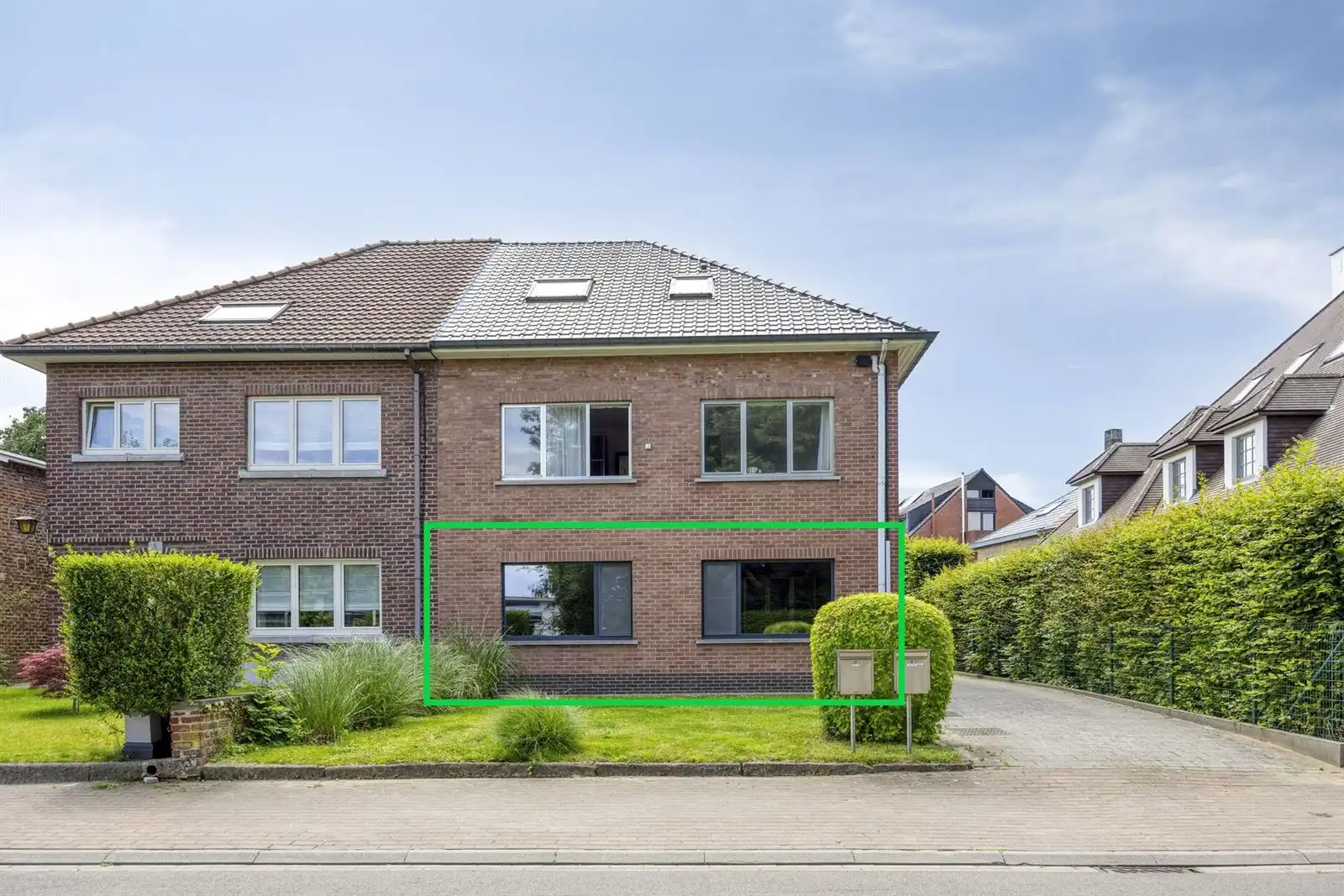 Instapklaar gelijkvloers appartement met 2 slaapkamers, garage en zonnige tuin foto {{pictureIndex}}