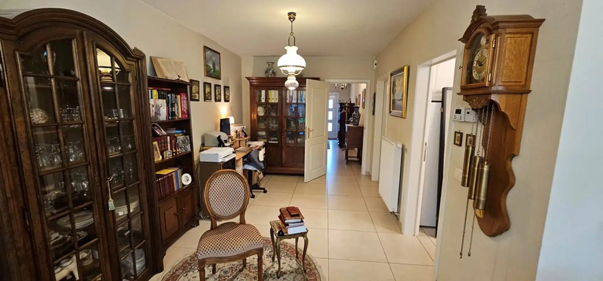 Ruime, recente, instapklare, energiezuinige half open bebouwing met degelijke en kwalitatieve afwerking en zonnepanelen, gelegen net buiten de grote ring van Hasselt. foto 8