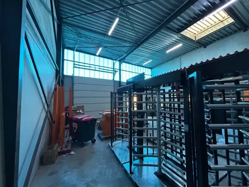 Recente loods van 168 m² met privé parkeerplaats foto 10