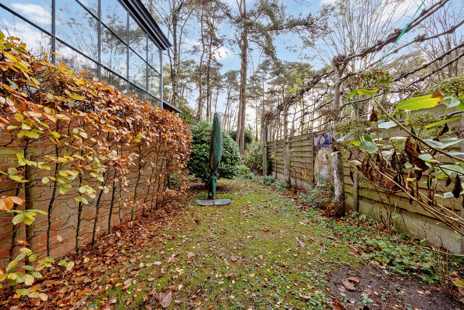 Open bebouwing met grote garage of magazijn, gelegen volledig in het groen en ingericht met een 'charme-authentiek-interieur' foto 16