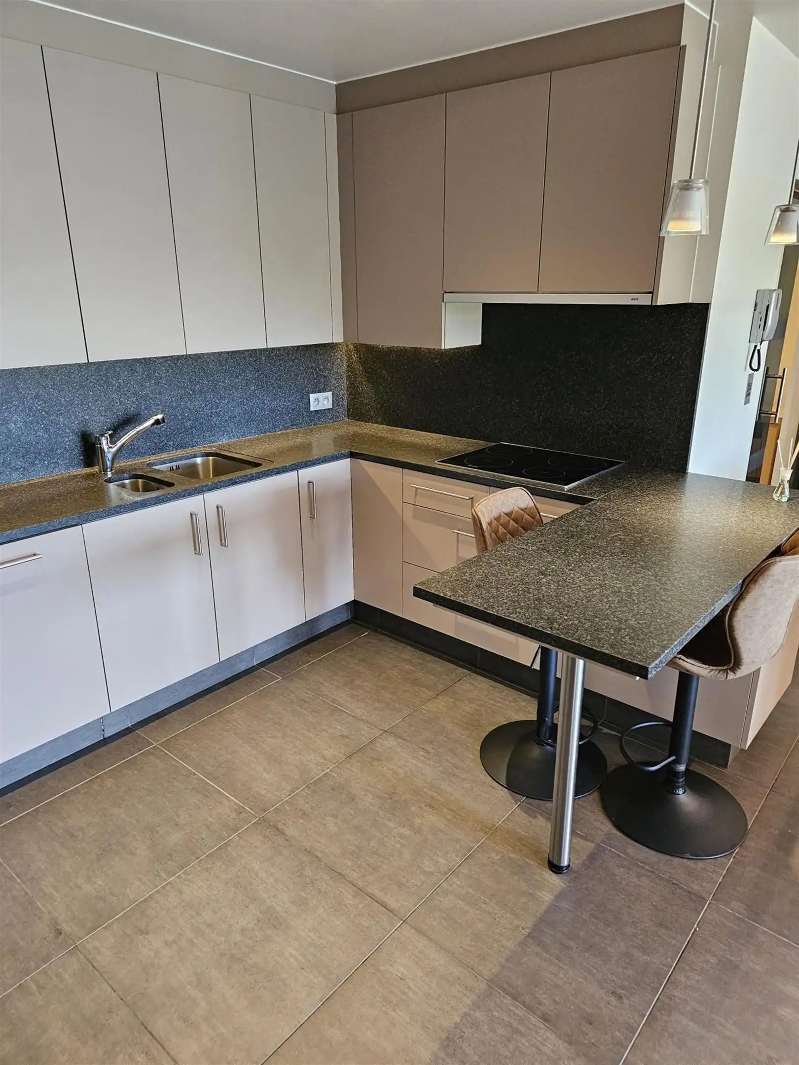 Luxueus afgewerkt, gemeubeld twee slaapkamer appartement met terras en garage. foto 7