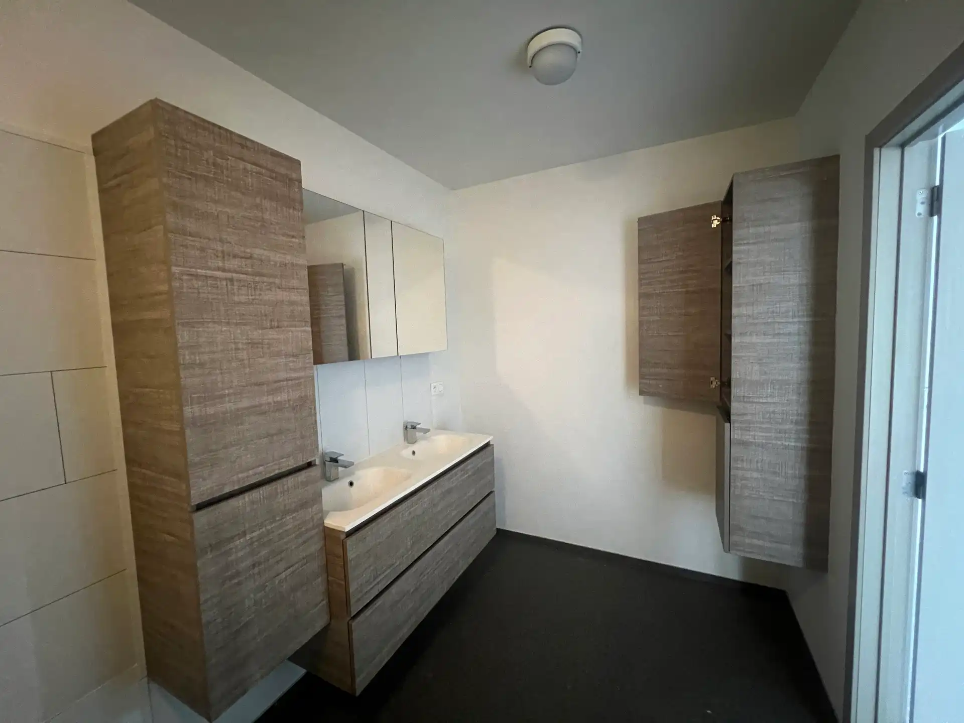 Bedrijfsgebouw met kantoren en woning in Houthalen foto 14