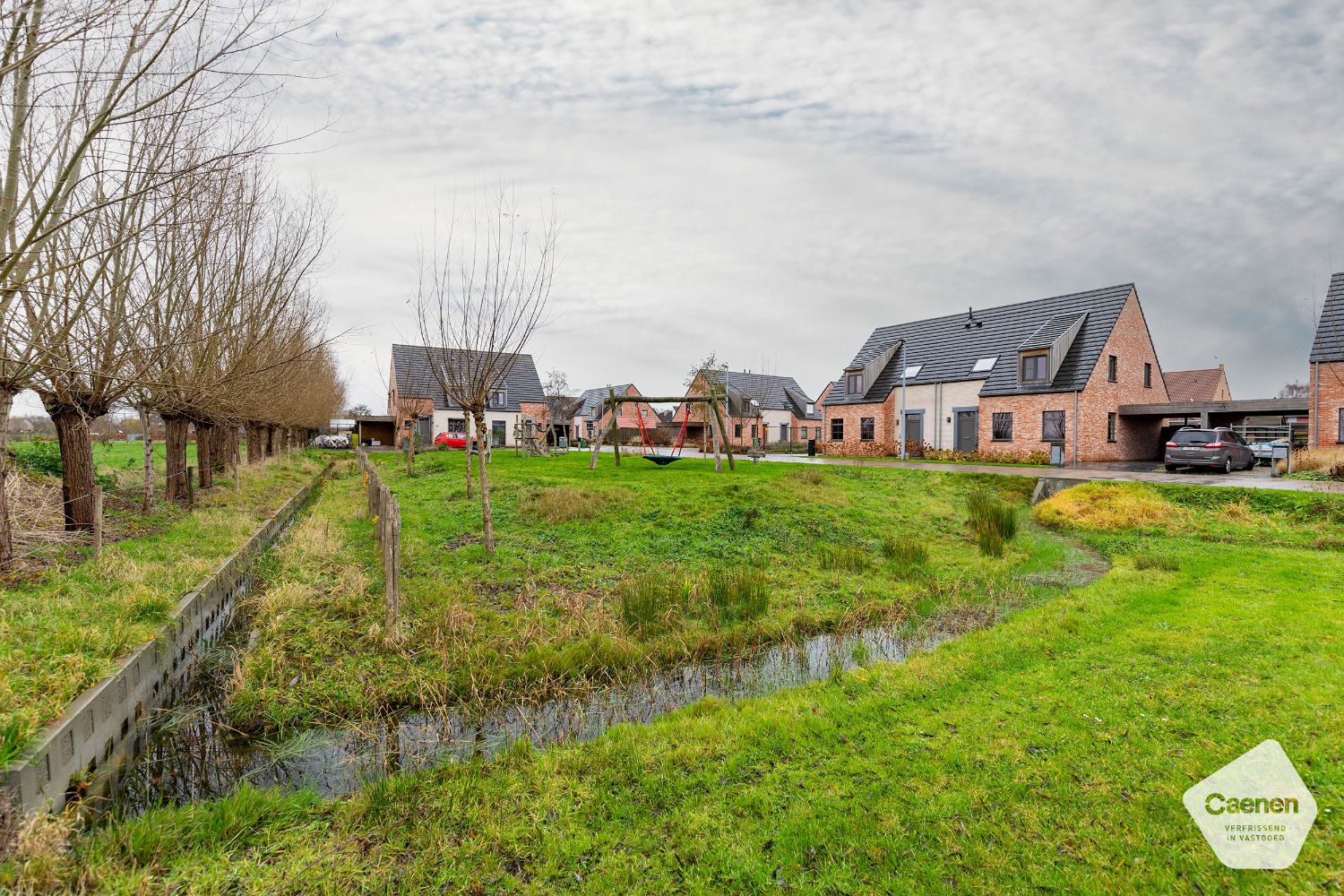 Recente instapklare woning ( BJ 2021) in een doodlopende straat met 4 slaapkamers, carport en tuin. foto 2