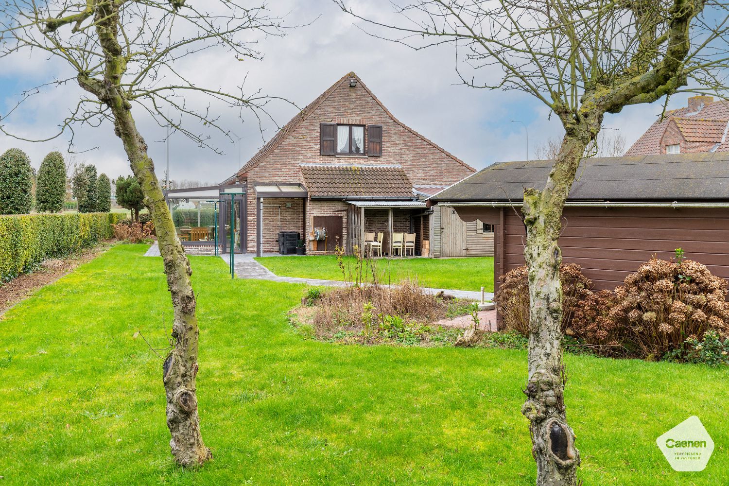 Hoofdfoto van de publicatie: Charmante villa met tal van mogelijkheden en prachtige zongerichte tuin