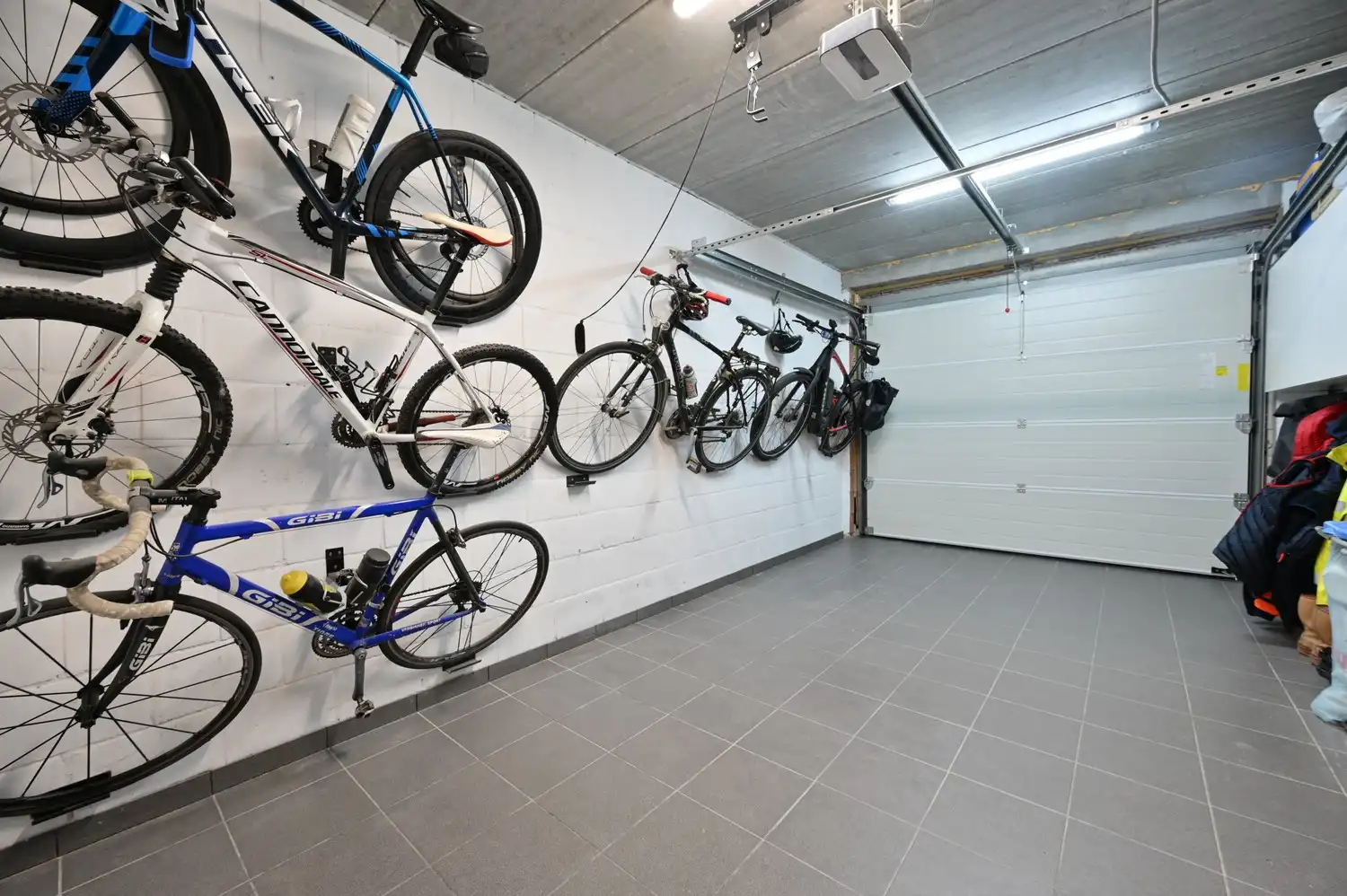 Ruime, energiezuinige gezinswoning met 6 slaapkamers, tuin en zwembad nabij Leuven foto 17