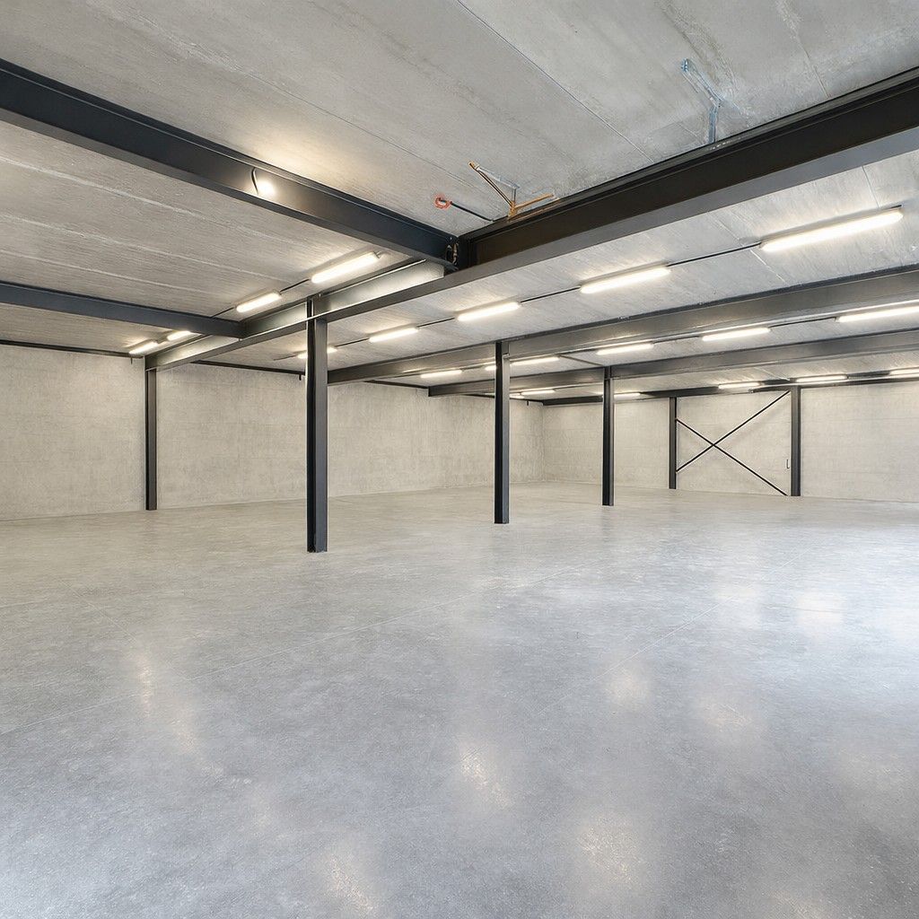 NB BEDRIJFSPAND bestaande uit MAGAZIJN met TOONZAAL/BURELEN en casco LOFT-APPARTEMENT met groot TERRAS. Op ambachtelijke zone "Schatting" te Zedelgem foto 4