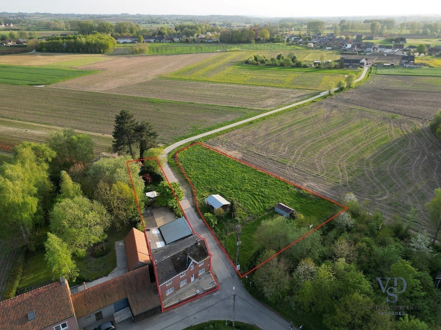 Hoofdfoto van de publicatie: Woning met belendend perceel weiland 