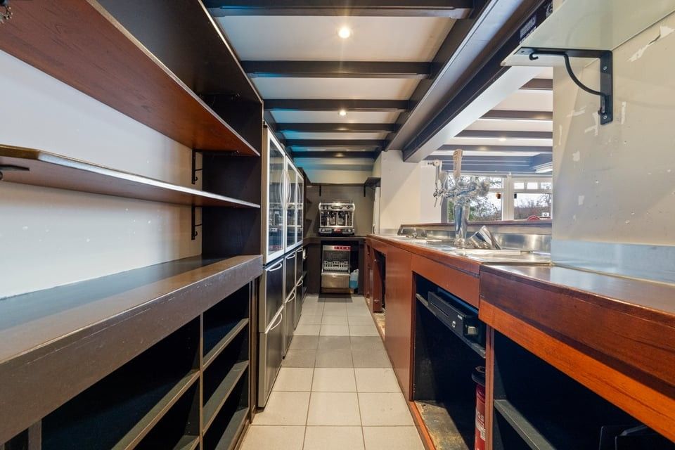 HANDELSHUIS MET PARKING OP EEN TOPLOCATIE IN LINTER foto 9