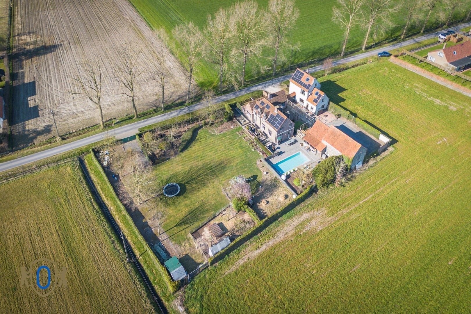 Landhuis met meerdere bijgebouwen foto 2
